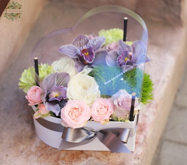 Heart box with special striped orchids and roses (13 flowers)