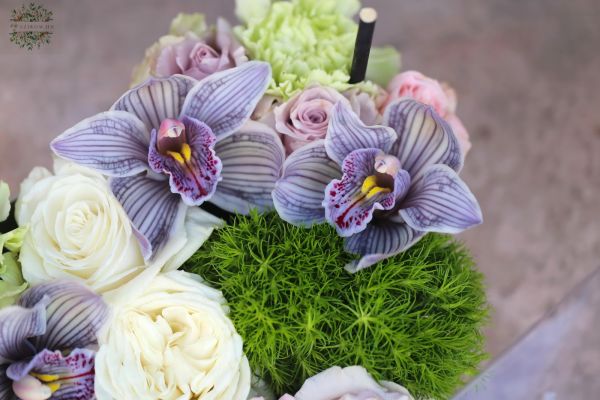 Heart box with special striped orchids and roses (13 flowers)