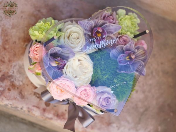 Heart box with special striped orchids and roses (13 flowers)