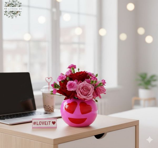 Szív szemű smiley váza vörös - pink rózsákkal - original product photo with AI background