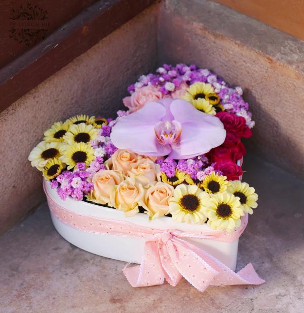Szív tál santinivel, bokros rózsával, orchideával