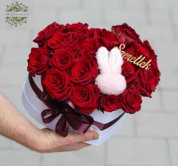 Herzbox mit 19 roten Rosen, Aufschrift „Ich liebe dich“ und Häschen