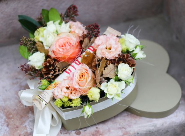 Szívdoboz Giotto csokival, barna kiegészítőkkel, az év színe, a Mocha Mousse jegyében