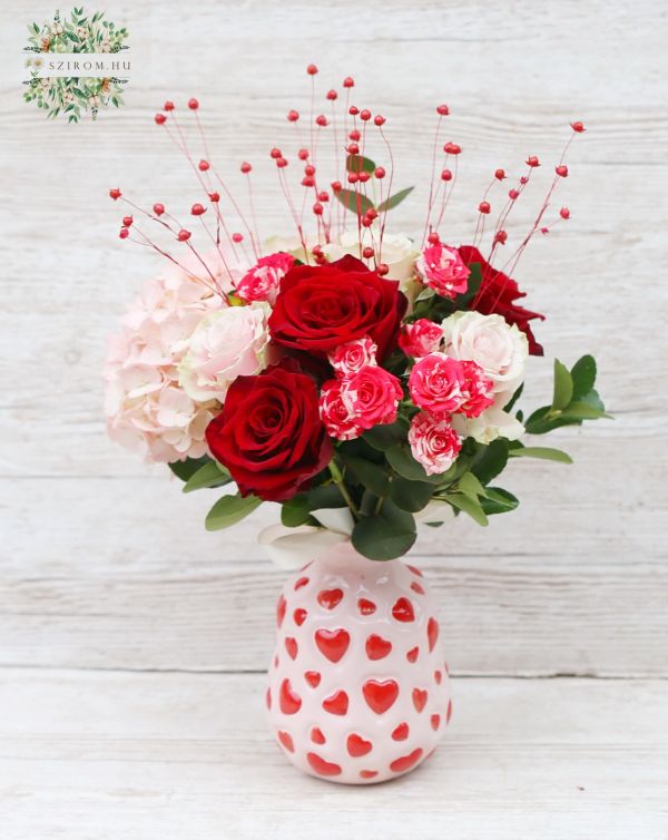 Herzvase mit fröhlich-romantischem rosa-rotem Rosenstrauß (11 Stiele)