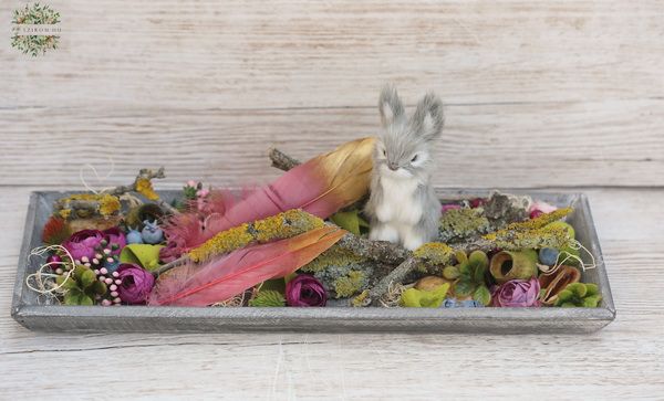 Frühlingsgesteck in Holzschale mit Häschen