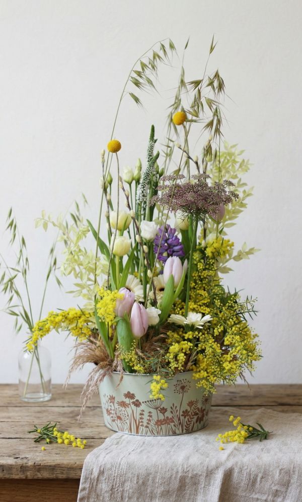Rusztikus mezei mimózás virágtál Nőnapra tavaszi virágokkal, tulipánnal (22 szál) - original product photo with AI background