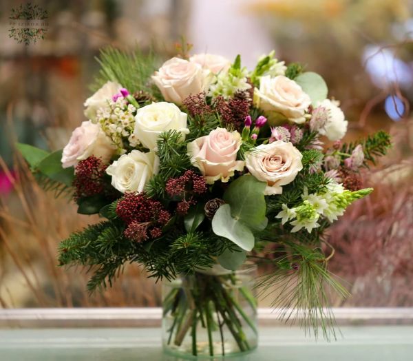 Winterstrauß mit Pastellrosen, kleinen Blüten, Skimmia , Vase (10+21 Stiele)