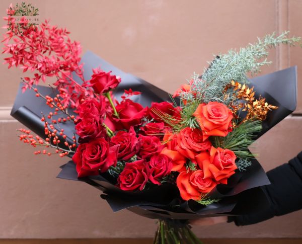 Téli, izzó, vörös rózsás félhold csokor 