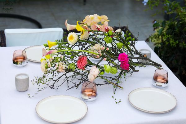 Természetközeli rusztikus esküvői asztaldísz nyárias színekkel (színes, orchidea, kála, angol rózsa, liziantusz)