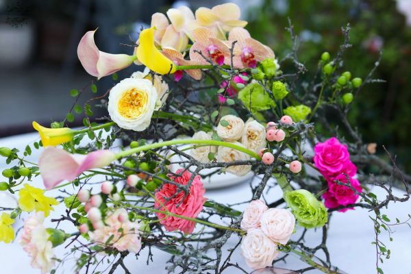 Természetközeli rusztikus esküvői asztaldísz nyárias színekkel (színes, orchidea, kála, angol rózsa, liziantusz)