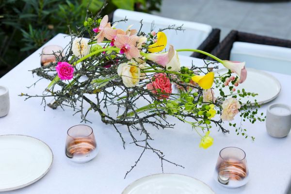 Természetközeli rusztikus esküvői asztaldísz nyárias színekkel (színes, orchidea, kála, angol rózsa, liziantusz)