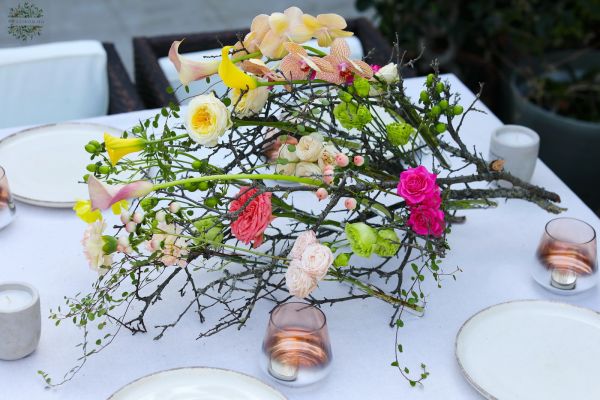 Természetközeli rusztikus esküvői asztaldísz nyárias színekkel (színes, orchidea, kála, angol rózsa, liziantusz)