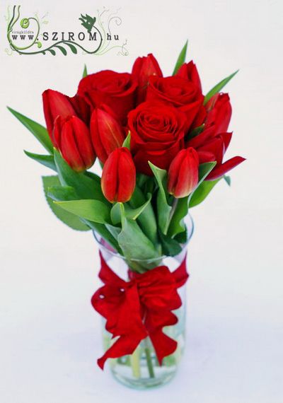  tulipán vörös rózsával, vázában (13 szál)