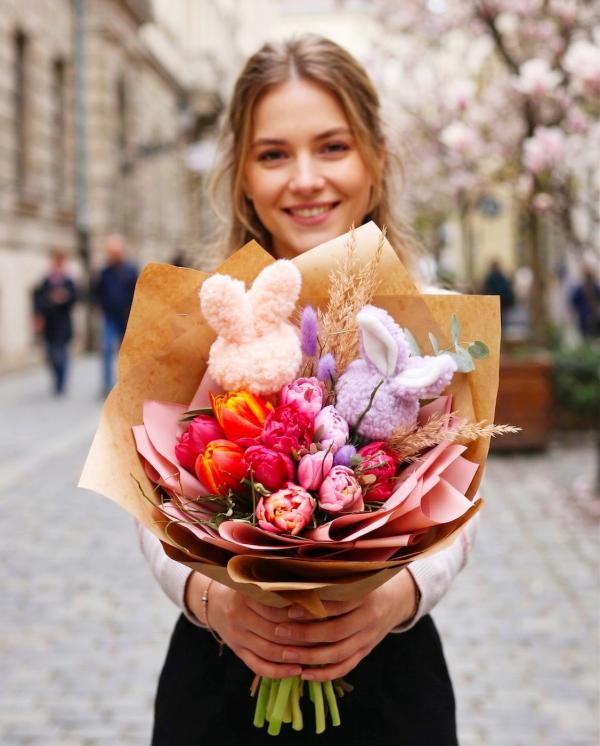 Tulpenstrauß mit Hasenmotiven (11 Stiele) - original product photo with AI background
