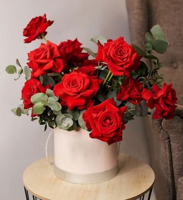 12 red roses in a box