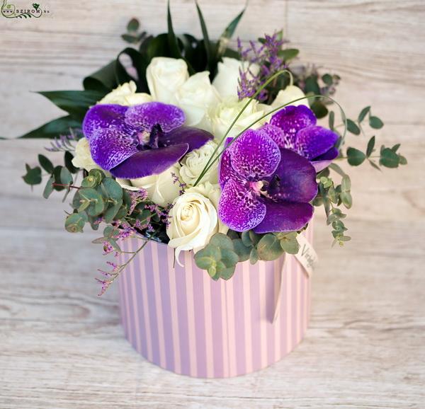 Vanda orchideás henger doboz 11 fehér rózsával