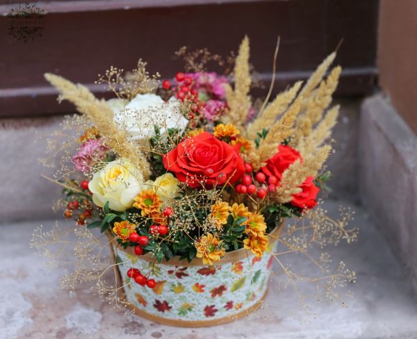 Herbstliche luftige Blumenschale mit Rosen