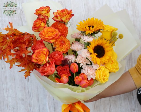 Narancs dagadó hold csokor napraforgóval,tulipánnal,  rózsákkal (38 szál)