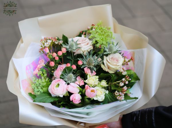 Hellrosa flauschiger Strauß mit Frühlingsblumen (17 Stiele)