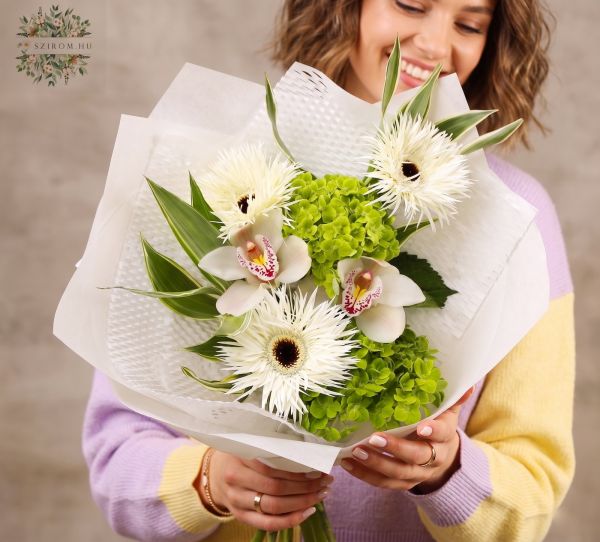 Zöld hortenziák orchideával, pók gerberával - original product photo with AI background