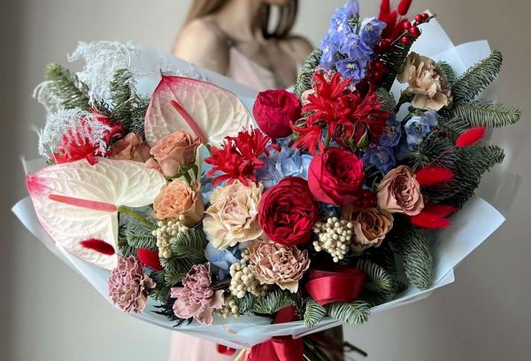 Mondstrauß mit englischer Rose, Anthurie, Hortensie und Rittersporn