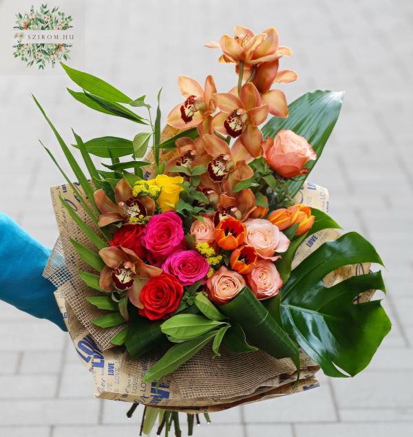 Großer Strauß mit Orchideenstiel, Rosen, Tulpen, in leuchtenden Farben