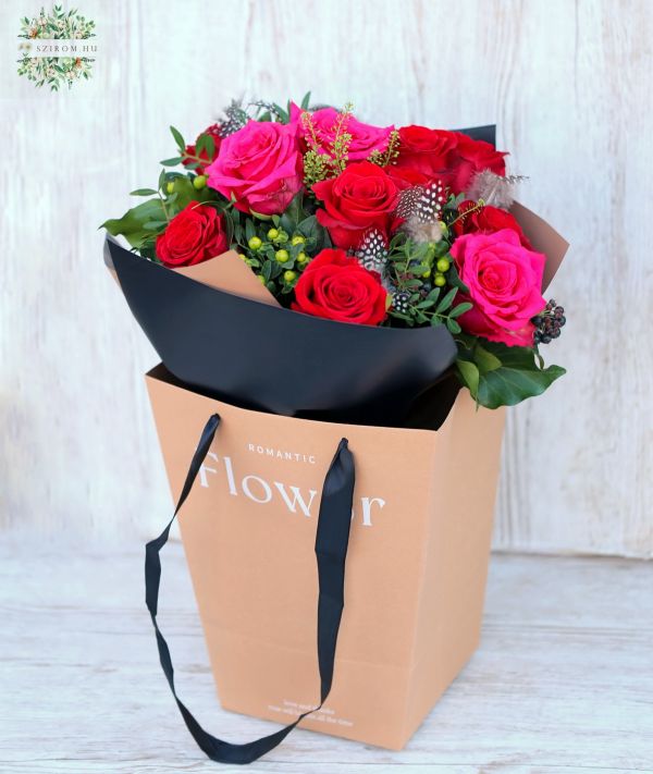 Trendi táskás csokor pink és vörös rózsákkal, bogyókkal, tollal (12 rózsa)