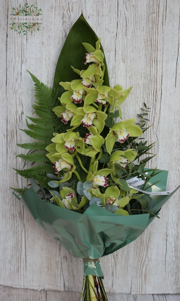 Cymbidium-Orchideenzweig im Blumenstrauß