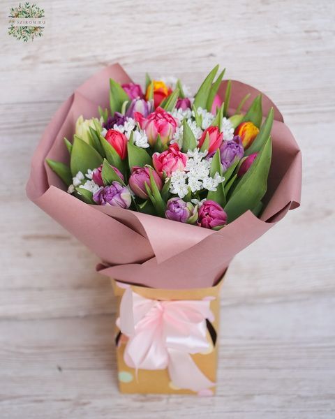 Tulpen mit doppel Blütenblättern und weißen Alliumen in einer Papiervase (30 Stiele)