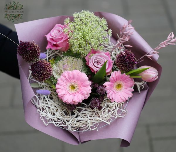 Kis lilás csokor gerberával, rózsával, tulipánnal