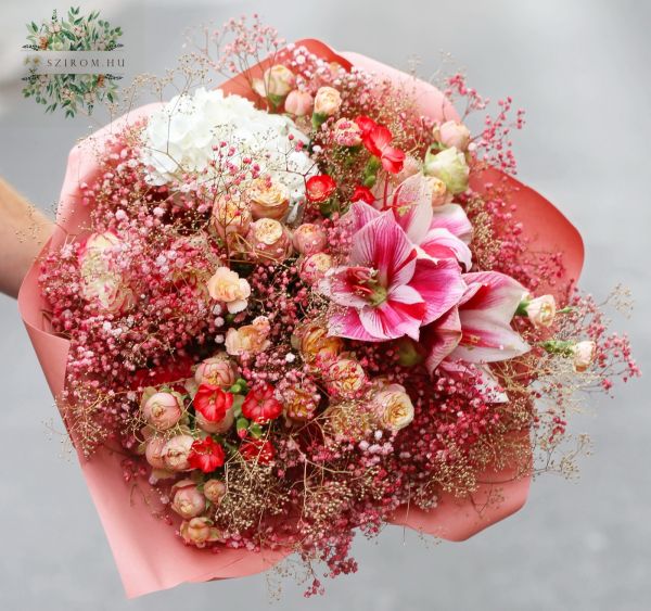 Big peach - red flower bouquet with cloud of small flowers