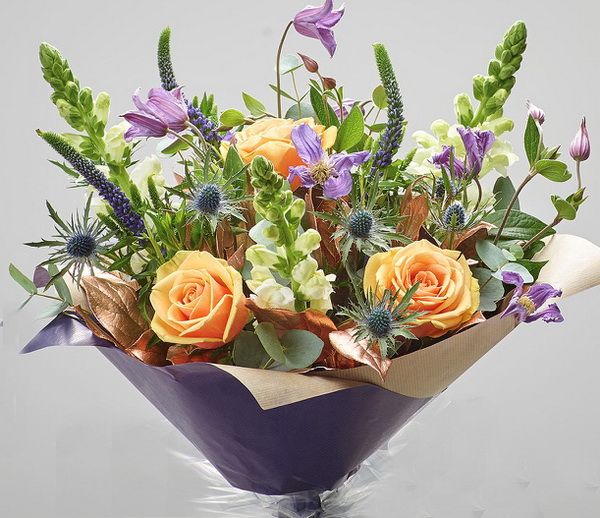 Peach roses with seasonal flowers (20 stems)