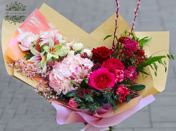 Félhold csokor rózsaszín-vörös színekben, amarillisszel, tulipánnal, rózsával (19 szál)