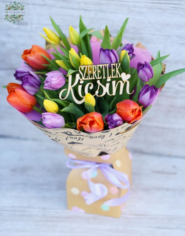 Bunte Tulpen „Ich liebe dich, Baby“ Holzaufschrift, in einer Papiervase (20 Stränge)