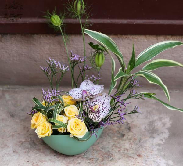 virágtál vanda orchideával, bokros rózsával