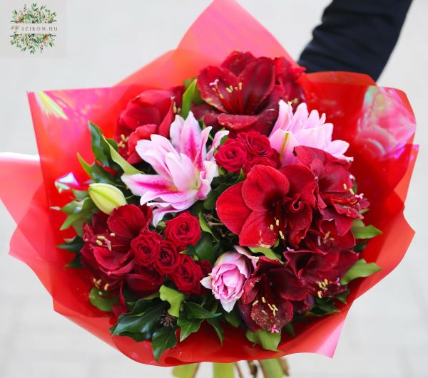 roter Blumenstrauß mit Lilien und Amaryllis
