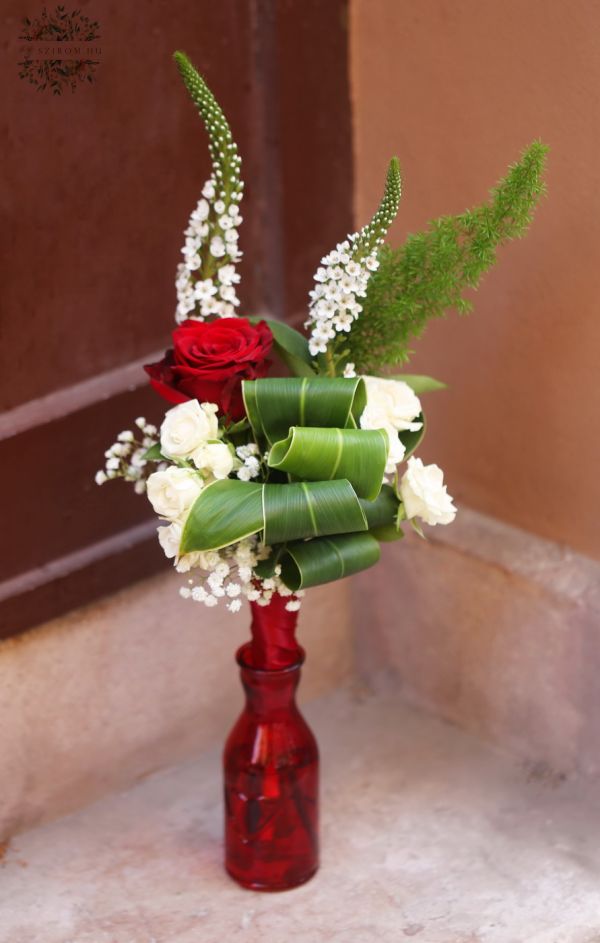 Rote Rose mit weißen Blüten, herzförmige Vase