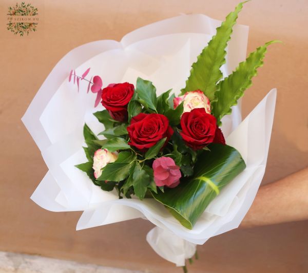 Red roses with bicolor english roses (5 stems)