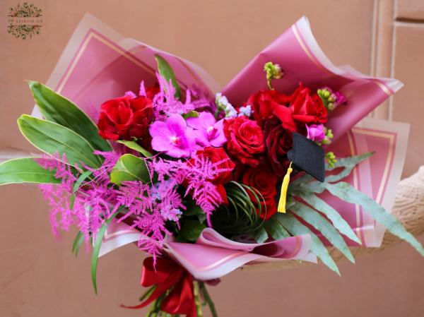 Abschlussstrauß aus roten Rosen und Orchideen für ein Mädchen