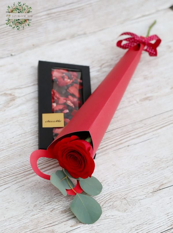 Eine Rose in Herzpapier, mit handgemachter Choco Me-Schokolade