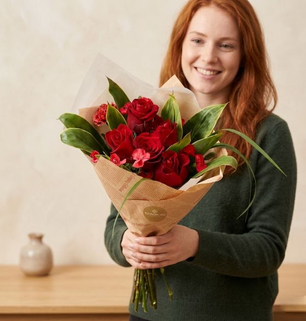 Kis vörös rózsa csokor solomio szegfűvel (5+5 szál) - original product photo with AI background