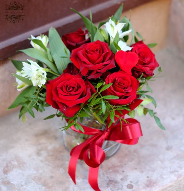5 Rote Rosen mit Alstroemeries in kleine Vase mit Herz