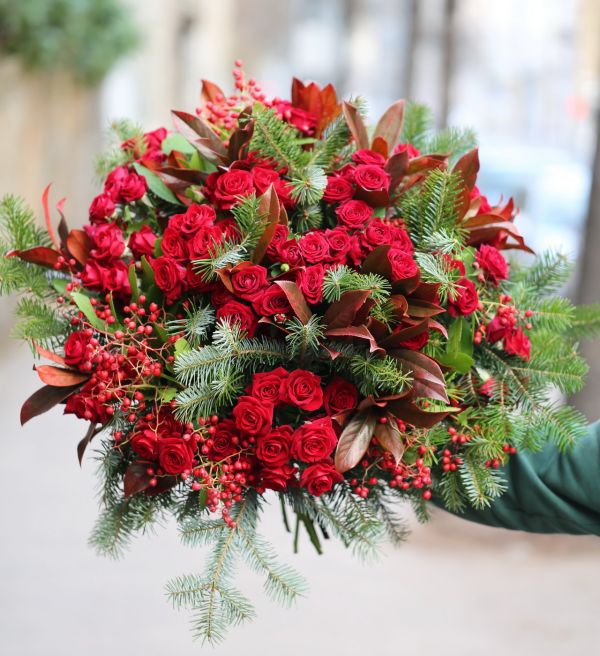 Riesiger Winterstrauß aus Sprayrosen mit Keifern, roten Beeren und roten Lorbeerblättern