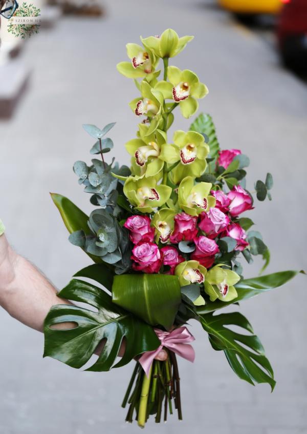 Zöld és lila színű csokor cymbidium orchideával és rózsákkal