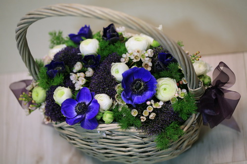 Blumenlieferung nach Budapest - blaue Blumenkorb 40cm