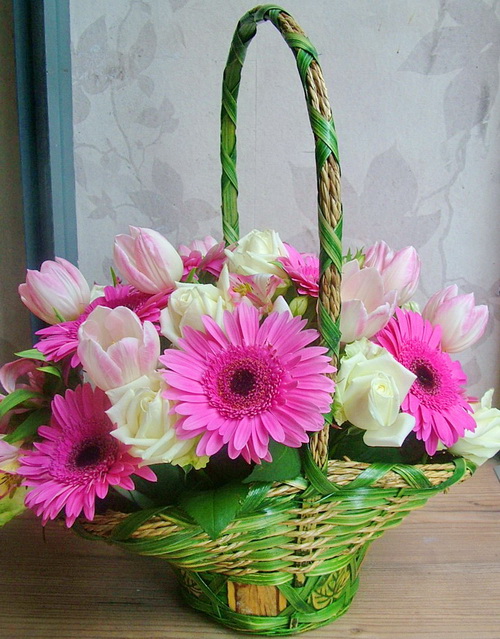 Blumenlieferung nach Budapest - Korb mit Rosen, Gerbera, Tulpen, 30 Stämme