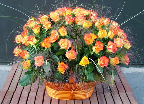 Virágküldés Budapest - kosár 60 narancs rózsából (70cm)