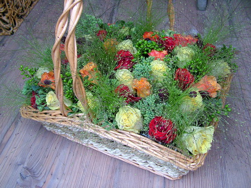 flower delivery Budapest - 40 roses with special berries and greenery