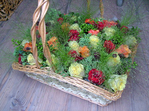 Blumenlieferung nach Budapest - 40 Rosen mit Beeren und grüne