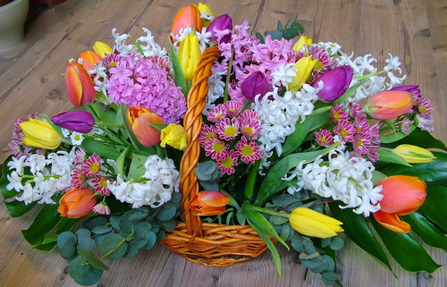 flower delivery Budapest - spring basket (45 stems)